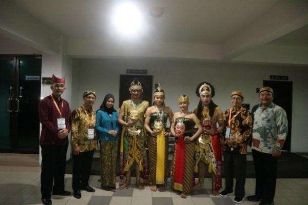 Para delegasi FIB UNS usai menjadi penampil budaya terbaik dalam ajang ASEAN University Youth Summit 2019 di Malaysia dengan menampilkan tarian Sekartaji Mask Dance.
