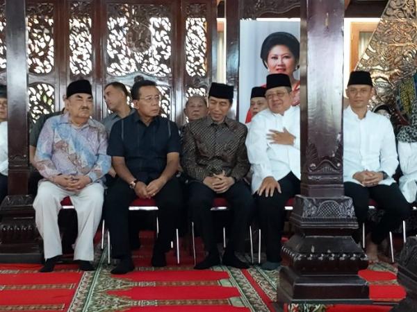 Presiden Jokowi melayat ke kediaman SBY di Puri Cikeas, Bogor, Jawa Barat, Sabtu (31/8/2019). (Foto: iNews.id/Felldy Utama)