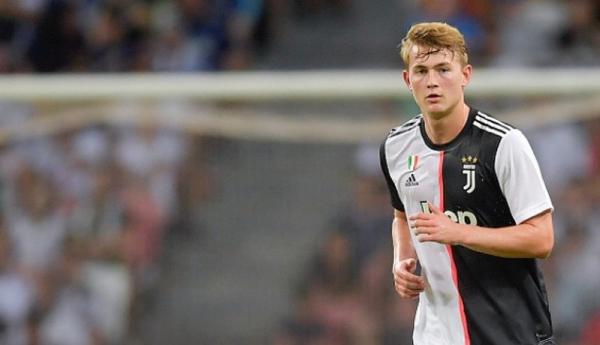 Bek Juventus Matthijs De Ligt (tengah) merayakan golnya ke gawang Torino pada giornata ke-11 Serie A di Stadio Olimpico Grande Torino, Minggu (3/11/2019) dini hari WIB.