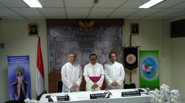 Uskup Keuskupan Agung Jakarta Monsinyur (Mgr) Ignatius Suharyo (tengah) dalam konferensi pers di Gereja Katedral, Jakarta Pusat, Kamis (5/9/2019). (Foto: iNews.id/Aditya Pratama)