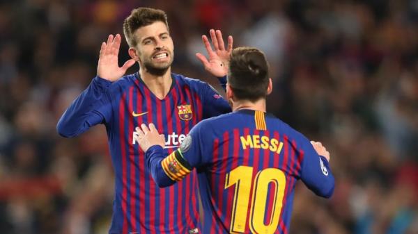 Bek Barcelona Gerard Pique mengerang kesakitan setelah berbenturan dengan pemain Atletico Madrid Vitolo pada pada jornada ke-15 La Liga di Estadio Wanda Metropolitano, Senin (2/12/2019) dini hari WIB.  (Foto Headtopics)