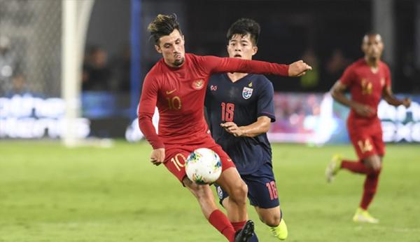 Kapten Bali United Stefano Lilipaly (tengah) diapit dua pemain Ceres Negros pada matchday ketiga Piala AFC di Rizal Memorial Stadium, Manila, Rabu (11/3/2020) malam. (Foto: Bali United)