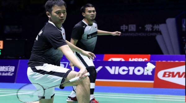Ganda putra Indonesia Kevin Sanjaya Sukamuljo/Marcus Fernaldi Gideon (baju biru) menjuarai Indonesia Masters 2020 usai menaklukkan Mohammad Ahsan/Hendra Setiawan di Istora Gelora Bung Karno, Senayan, Jakarta, Minggu (19/1/2019) sore. (Foto: PBSI)