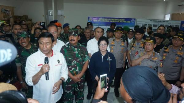 Panglima TNI Marsekal Hadi Tjahjanto menemani Menko Polhukam Wiranto saat mengunjungi pengungsi yang berada di Posko Lanud Silas Papare,&nbsp;Sentani Jayapura, Papua, Rabu (9/10/2019). (Foto: istimewa)