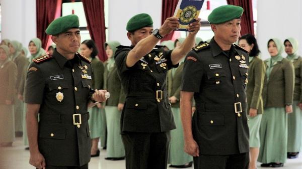 Sertijab Dandim Kendari Antara Kolonel Kav Hendi Suhendi (kiri) menyaksikan Kolonel Inf Alamsyah (kanan) diambil sumpahnya sebagai Komandan Kodim 1417 Kendari saat upacara sertijab di Aula Tamalaki Korem 143 Haluoleo, Kendari, Sultra, Sabtu (12/10/2019). (Foto: Dok Antara)