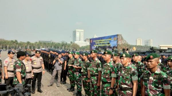 Panglima TNI marsekal Hadi Tjahjanto saat mengecek pasukan dalam apel apel persiapan pengamanan pelantikan Jokowi di SIlang Monas, Jakarta, Kamis (17/10/2019). (Foto: iNews.id/Irfan Ma'ruf)