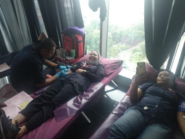 MNC Peduli bekerja sama dengan PMI DKI Jakarta kembali menggelar donor darah di MNC Studios lantai 6, Tower 3 Kebun Jeruk, Jakarta Barat, Kamis (17/10/2019). (Foto: iNews.id/Wildan Catra Mulia)