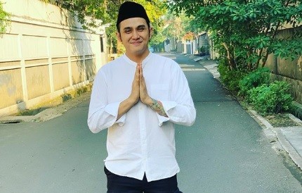 Artis Vicky Nitinegoro menyambangi Balai Kota DKI. (Foto Sindonews/Komaruddin Bagja Arjawinangun).