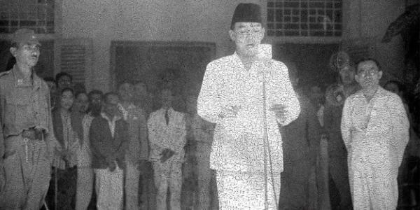 Megawati Soekarnoputri menyerahkan penghargaan kepada kepala daerah peraih Trisakti Tourism Award 2019. (Foto: sindonews.com)