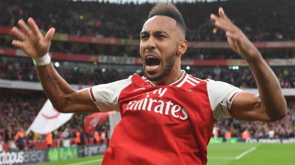 Kapten Arsenal Pierre-Emerick Aubameyang (kedua kiri) tampak kecewa setelah timnya kalah 0-2 pada pekan ke-12 Premier League di King Power Stadium, Minggu (10/11/2019) dini hari WIB. (Foto: Evening Standard)