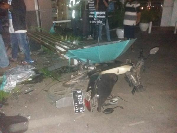 Nissan Livina tabrak Apotek Senopati, Jakarta Selatan, Minggu (27/10/2019). (Foto: ist)