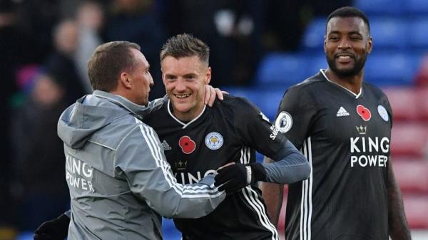 Pelatih Leicester City Brendan Rodgers (kiri) dan Jamie Vardy (kanan) saat The Foxes mengalahkan Crystal Palace 2-0 di Selhurst Park, Rabu (3/11/2019) malam. (Foto: AFP)