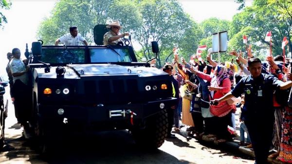 prabowo pindad Menhan Prabowo Subianto menjajal kendaraan taktis Komodo buatan PT Pindad (Persero) saat mengunjungi produsen alutsista tersebut di Bandung, Jawa Barat, Rabu (6/11/2019). (Foto: Istimewa).