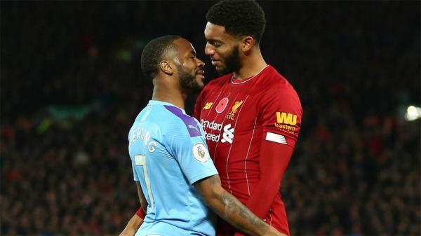 Winger Manchester City Raheem Sterling (kiri) dan defender Liverpool Joe Gomez terlibat adu mulut saat kedua tim bentrok pada Premier League, Minggu (10/11/2019). (Foto: Mirror)