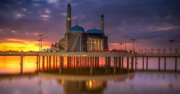 Masjid Terapung Amirul Mukminin Makassar. (Foto: iNews/Abriawan Abhe)
