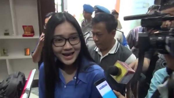 Pedangdut Nella Kharisma memberi keterangan pers seusai menjalani pemeriksaan di Ditreskrimsus Polda Jatim, Senin (2/12/2019). (Foto: iNews.id/Ihya&rsquo; Ulumuddin)