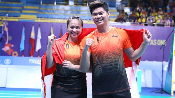 Praveen/Melati Praveen Jordan/Melati Daeva Oktavianti merayakan suksesnya meraih medali emas SEA Games 2019 usai menang atas duo Malaysia Goh Soon Huat/Lai Shevon Jemie, Senin (9/12/2019) siang.