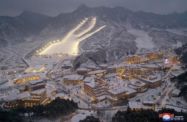Pusat Rekreasi Budaya Pemandian Air Panas Kabupaten Yangdok di Provinsi Pyongan Selatan, Korea Utara. (FOTO: KCNA / AFP)