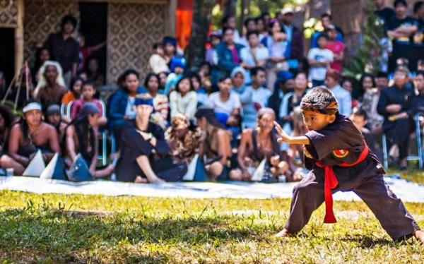 Pencak Silat IG Gubernur Jabar Ridwan Kamil berfoto bersama para pendekar pencak silat dalam Pagelaran dan Sarasehan Hari Pencak Silat di Gedung Sate, Kota Bandung, Sabtu (12/12/2020). (Foto/Humas Pemprov Jabar)