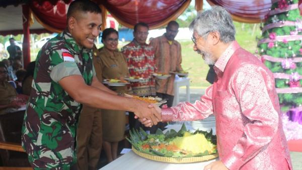 Satgas Yonif 713/ST dan Konsulat RI di Vanimo menggelar ibadah Natal di perbatasan RI-Papua Nugini (PNG), di Lapangan Helipad Pos Kotis Skouw, Distrik Muara Tami, Kota Jayapura, Provinsi Papua, Senin (16/12/2019). (Foto: Istimewa)