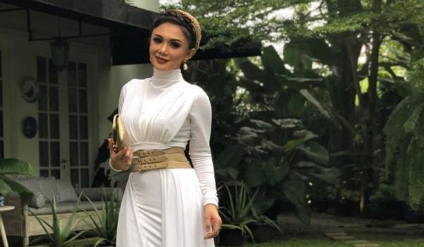 Yuni Shara Yuni Shara, deretan artis bangun musola di rumah. (Foto: Antara/Indriani)