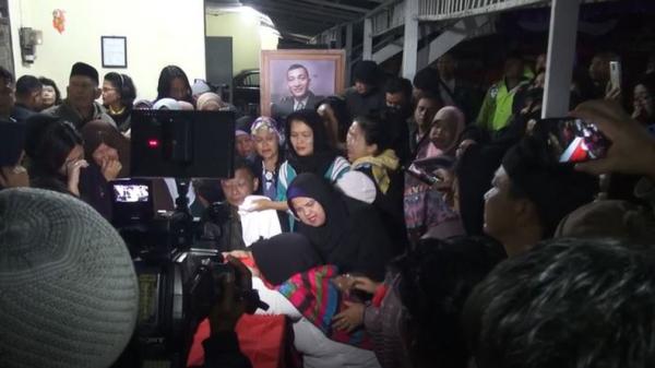 Isak tangis keluarga saat menyambut kedatangan jenazah prajurit TNI AD Kapten Anumerta Erizal Zuhri Sidabutar. (Foto: iNews/Irwansyah Sitepu)