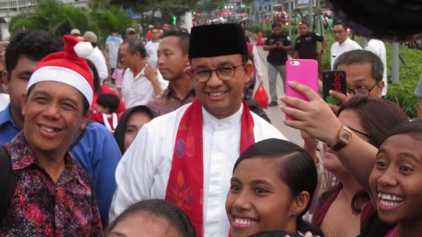 Gubernur DKI Jakarta mengunjungi hari terakhir acara Christmas Carol di Jalan Sudirman, Jumat (20/12/2019). (Foto: iNews.id/ Anwar)