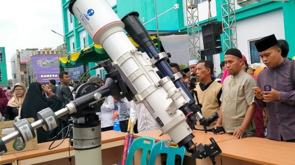 Suasana di halaman Kampus Pascasarjana Universitas Muhammadiyah Sumatera Utara (UMSU), Kota Medan, Sumut, menjelang acara menyaksikan bersama gerhana matahari cincin, Kamis (26/1/2019). (Foto: iNews.id/Stepanus Purba)