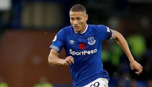 Richarlison 1 Striker Everton Richarlison (7) melakukan tekel keras kepada gelandang Liverpool Thiago Alcantara pada Premier League, Sabtu (17/10/2020). (Foto: The Sun)