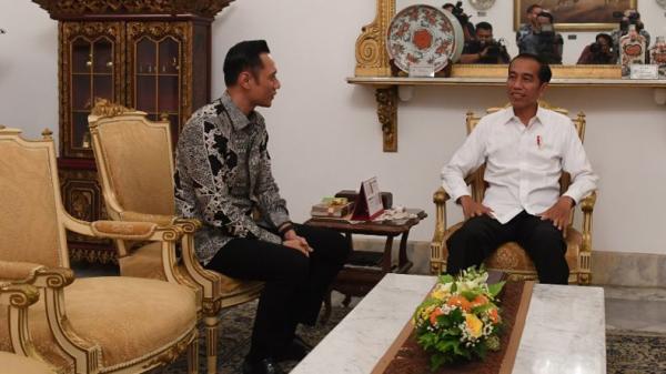 Komandan Komando Satuan Tugas Bersama Partai Demokrat Agus Harimurti Yudhoyono (AHY) saat bertemu dengan Presiden Joko Widodo (Jokowi) di Istana Merdeka, Jakarta, Kamis (2/5/2019). (Foto: Antara)