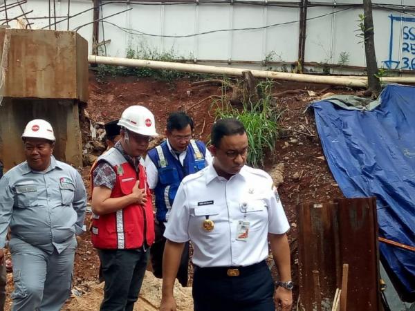 Gubernur DKI Jakarta Anies Rasyid Baswedan saat meninjau kawasan Flyover Pancoran, Jakarta Selatan, Kamis (4/4/2019). (Foto: iNews.id/Wildan Catra Mulia)