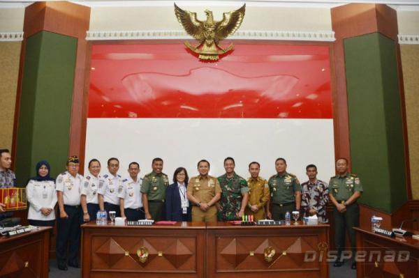 KSAD Jenderal TNI Andika Perkasa saat menerima audiensi Gubernur Lampung Muhammad Ridho Ficardo dan Bupati Way Kanan H. Raden Adipati Surya, Selasa (15/1/2019). (Foto: Dispenad)