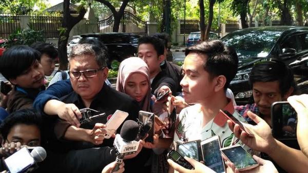 Gibran Rakabuming Raka saat berkunjung ke kediaman Ketua Umum PDI Perjuangan Megawati Soekarnoputri. (Foto: iNews.id/Aditya Pratama)