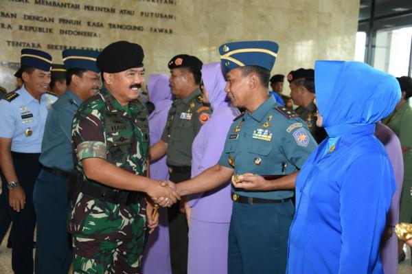 Panglima TNI Marsekal Hadi Tjahjanto memimpin kenaikan pangkat 23 perwira tinggi (pati) dari tiga matra angkatan di Mabes TNI, Cilangkap, Jakarta Timur, Kamis (31/1/2019). (Foto: Puspen TNI)