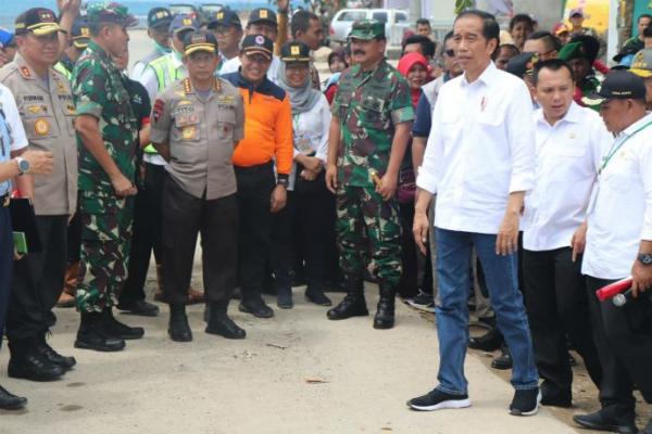 Presiden Jokowi di Lampung ditemani Panglima TNI Marsekal Hadi Tjahjanto dan Kapolri Jenderal Tito Karnavian, Rabu (2/1/2019). (Foto: Puspen TNI)