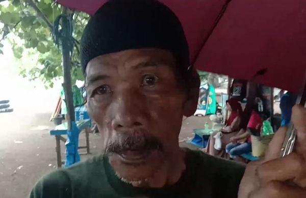 Kakek Ende yang istrinya hilang di Pangandaran, Kamis (2/1/2020) (Foto: iNews/ Irfan)