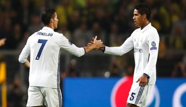 Cristiano Ronaldo Raphael Varane Bek Real Madrid Raphael Varane kembali menjalani latihan perseorangan bersama Real Madrid. (Foto: AS)