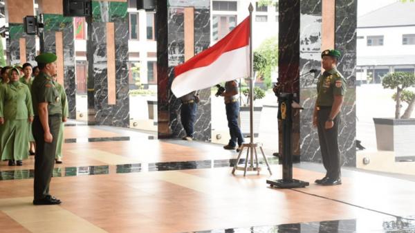 KSAD Jenderal TNI Andika Perkasa menerima laporan korps kenaikan pangkat Irjen Kemhan, Letjen TNI Ida Bagus Purwalaksana dan 9 Perwira Tinggi (Pati) TNI AD, Jumat (3/1/2020). (Foto: Istimewa).
