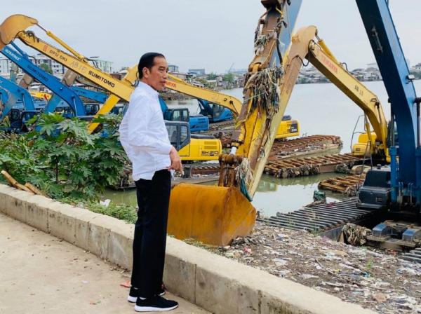 Presiden Jokowi saat sidak ke Waduk Pluit, Penjaringan, Jakarta Utara, Jumat (3/1/2019) pagi. (Foto: ist)