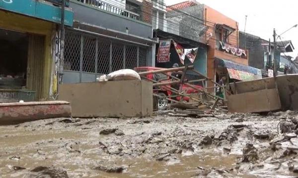 Lumpur sisa banjir di Bekasi, Sabtu (4/2/2020) (Foto: iNews/ Rahmat)