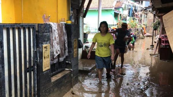 Lumpur sisa banjir menutupu jalan permukiman warga di Pengadegan, Jakarta Selatan, Minggu (5/1/2020). (Foto: iNews.id/ Felldy Utama).