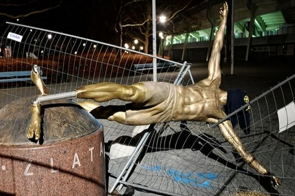 Patung Zlatan Ibrahimovic yang dirusak di depan Stadion Malmo. (Foto: BBC)