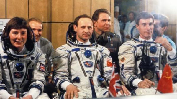 Helen Sharman bergabung dengan Anatoly Artsebarsky dan Sergei Krikalev dalam misi antariksa pada 1991. (FOTO: GETTY IMAGES)