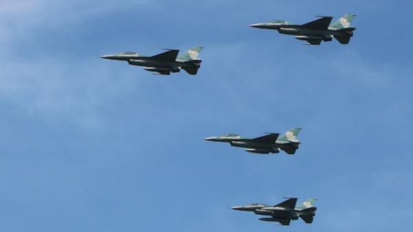 Pesawat tempur F-16 TNI AU. (Foto: Puspen TNI).