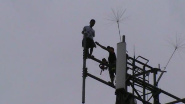 Pelajar SMA hendak bunuh diri dengan panjat tower provider (Widori/iNews)