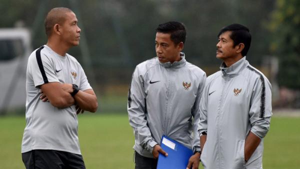 Nova Arianto (kiri) dan Indra Sjafri (kanan) kini menjadi asisten pelatih Timnas Indonesia membantu Pelatih Shin Tae-yong. (Foto: ANTARA/R Rekotomo)