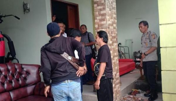 Polisi olah TKP rumah mantan istri Sule, Rabu (8/1/2020) (Foto: dok. Okezone)