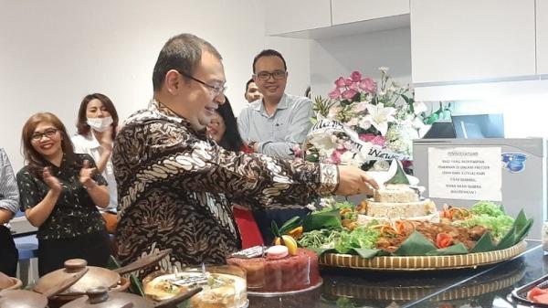 Ultah 2 Inewsid Direktur Keuangan iNews Rafael Utomo (kiri) menyerahkan potongan tumpeng kepada Pemimpin Redaksi iNews.id Masirom dalam acara syukuran HUT ke-2 iNews.id di iNews Tower, Jakarta, Rabu (8/1/2020). (Foto: iNews.id/Anton Suhartono; Feldy Utama).
