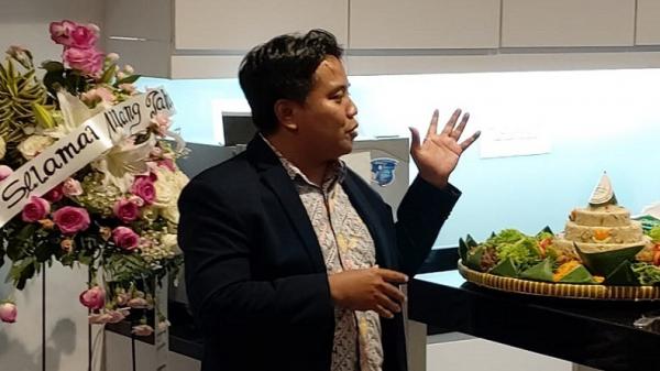 Ultah Inewsid Direktur Keuangan iNews Rafael Utomo (kiri) menyerahkan potongan tumpeng kepada Pemimpin Redaksi iNews.id Masirom dalam acara syukuran HUT ke-2 iNews.id di iNews Tower, Jakarta, Rabu (8/1/2020). (Foto: iNews.id/Anton Suhartono; Feldy Utama).