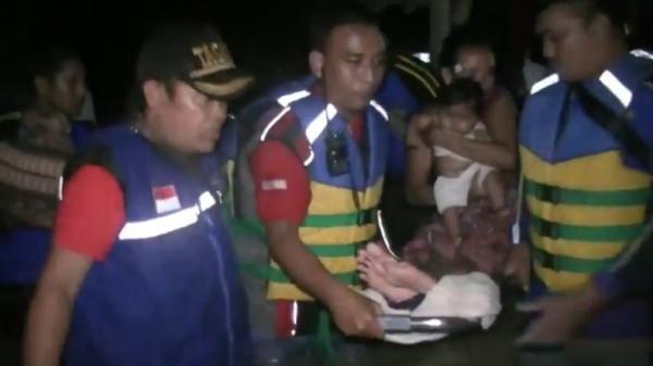Petugas Tagana Subang mengevakuasi warga akibat banjir, Kamis (9/1/2020). (Foto: iNes/Yudy Heryawan Juanda)